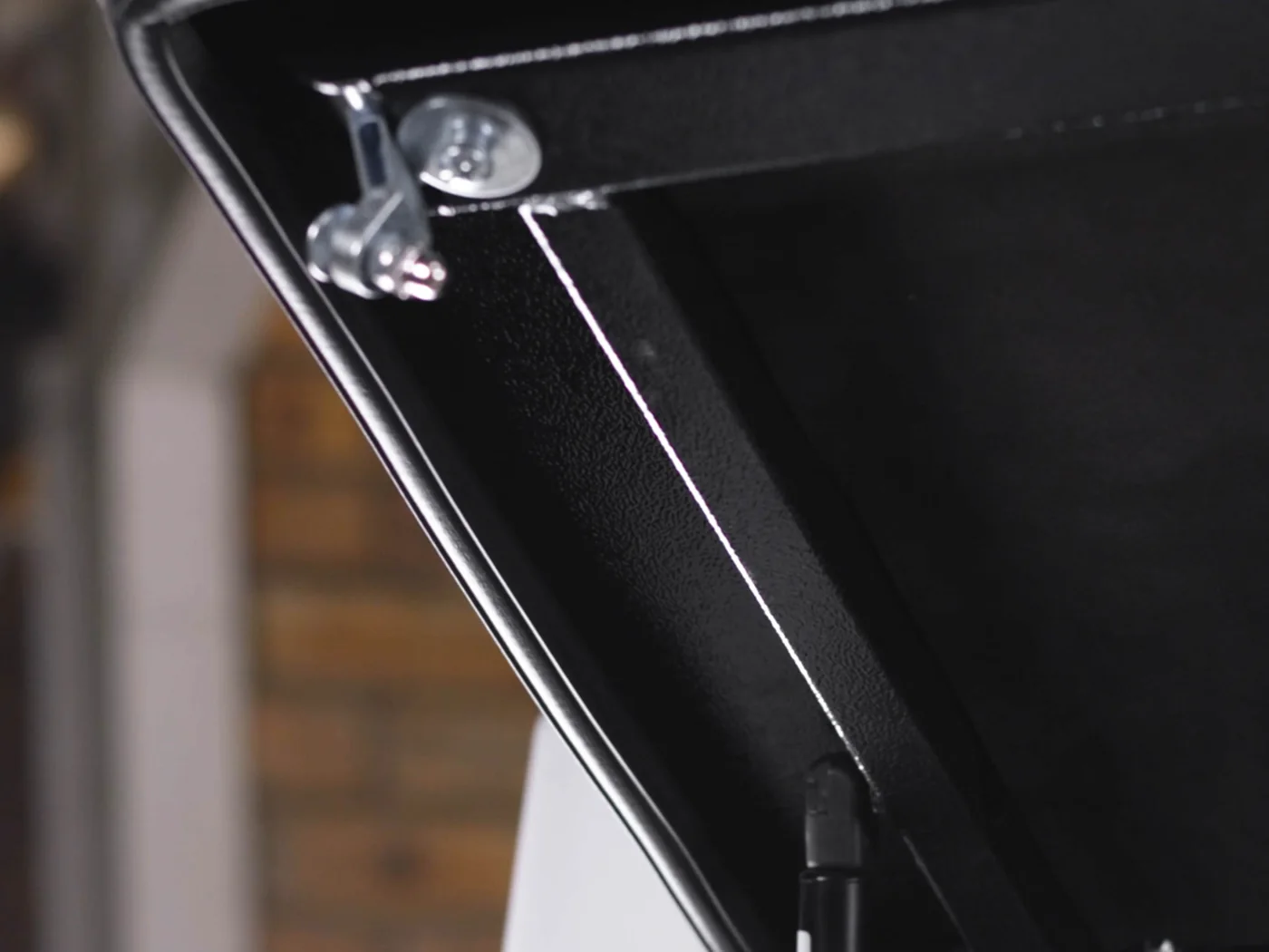 The shock and lock mount fixed to the canopy subframe